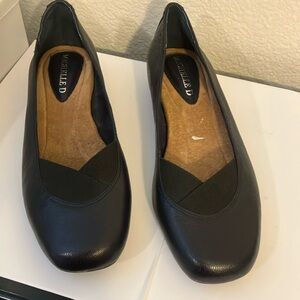 NWOT Michelle D Black Leather Flats With Elastic Stretch by Toe size 8